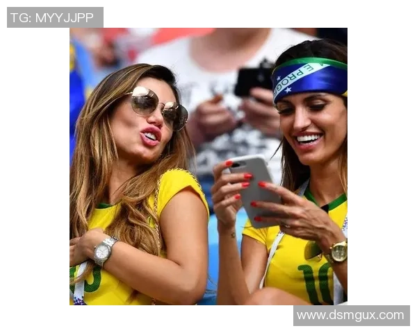 足球明星与女球迷亲密合照展现热爱与激情的瞬间